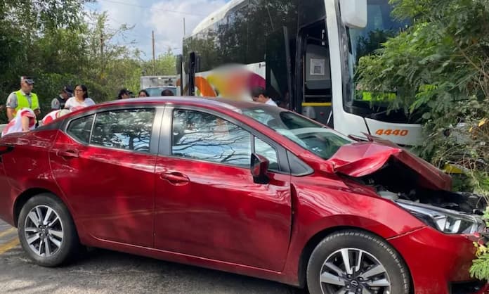 Choque de autobús y 2 autos deja varios lesionados