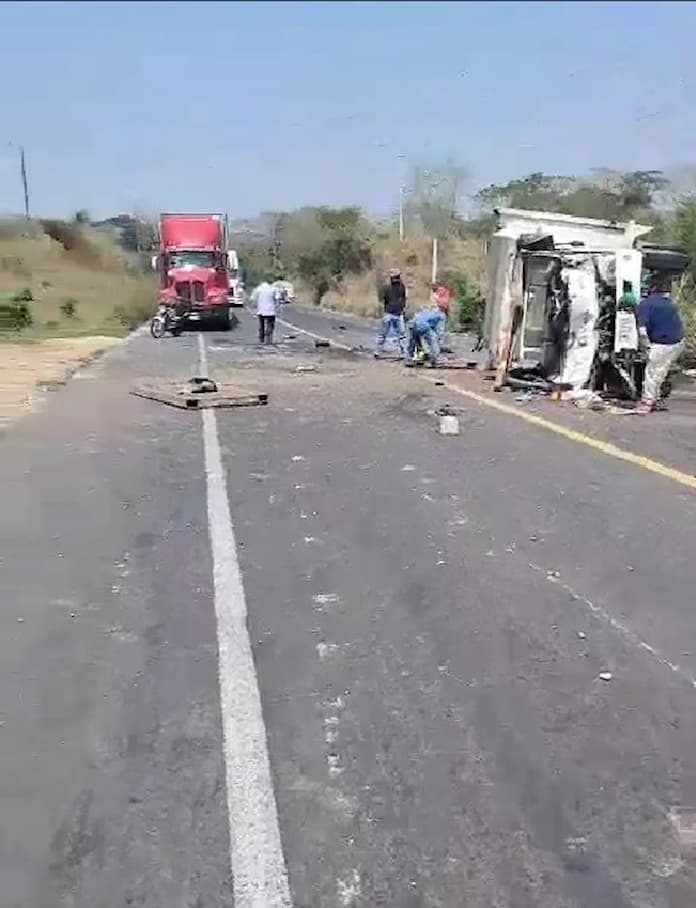 VIDEO | Dos her1dos en choque entre camioneta y maquinaria