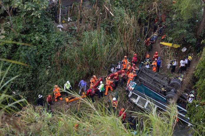 Autobús cae de puente en Guatemala; hay más de 40 muertos