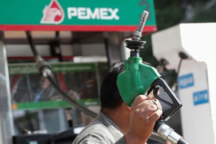 Presidenta de México firmará acuerdo para fijar el precio de la gasolina magna en 24 pesos por litro durante seis meses