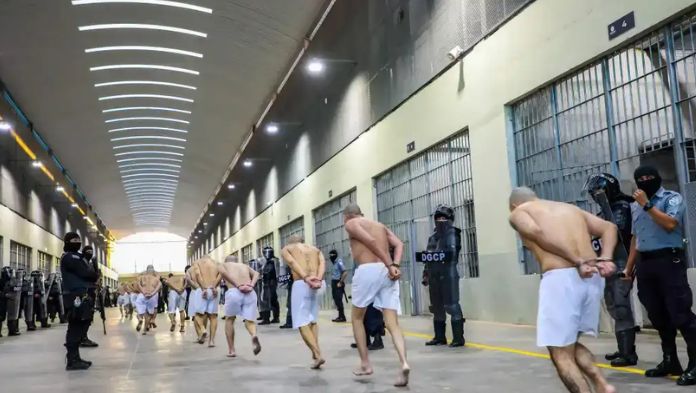El Salvador ofrece megacárcel para recluir a enviados desde Estados Unidos