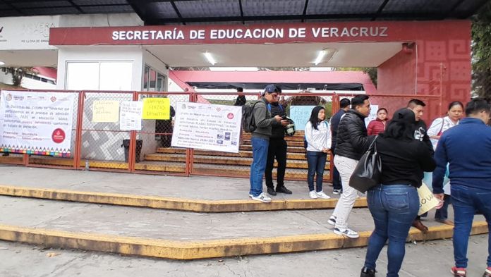 Jóvenes toman la SEV, exigen plazas definitivas