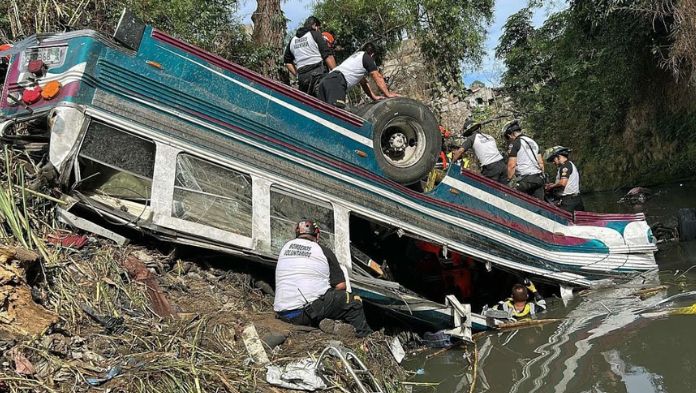 SRE confirma muerte de un mexicano por el accidente de autobús en Guatemala que cayó al río