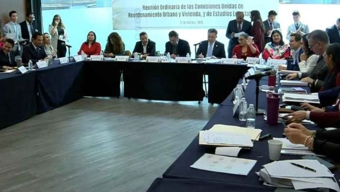 Senado aprueba en comisiones la Ley del Infonavit