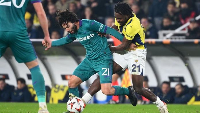 Amargo debut de ‘Chino’ Huerta en Europa League