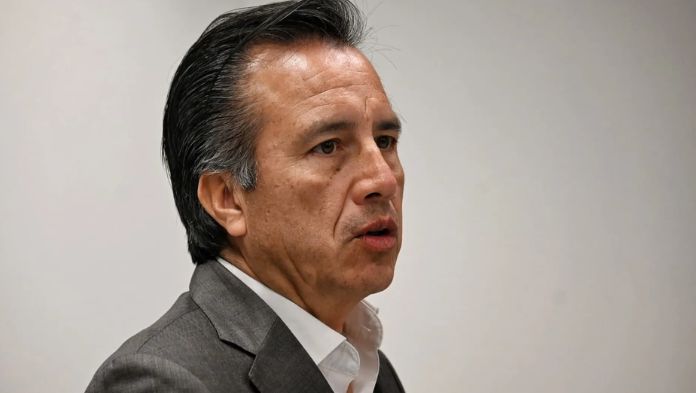Cuitláhuac debe terminar en la cárcel por desvíos en Veracruz: Héctor Yunes