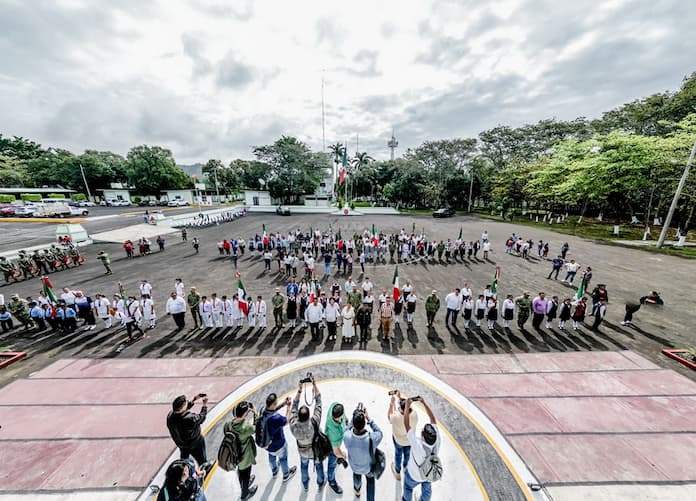 Autoridades civiles y militares conmemoran Día de la Bandera en San Andrés Tuxtla.