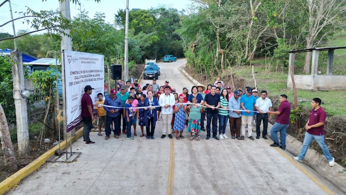 Inauguran autoridades municipales 3ra etapa de pavimentación de la calle Allende en Xoteapan.