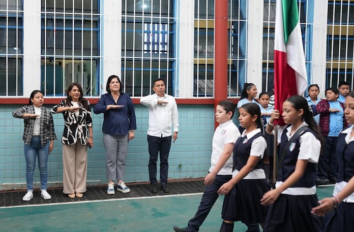 Asiste alcaldesa de San Andrés Tuxtla al acto cívico por el 108 aniversario de la promulgación de la Constitución Mexicana en la Escuela Primaria Landero y Coss