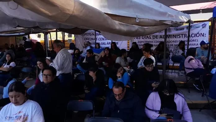 Sindicatos extienden tomas de dependencias de la SEV en Veracruz