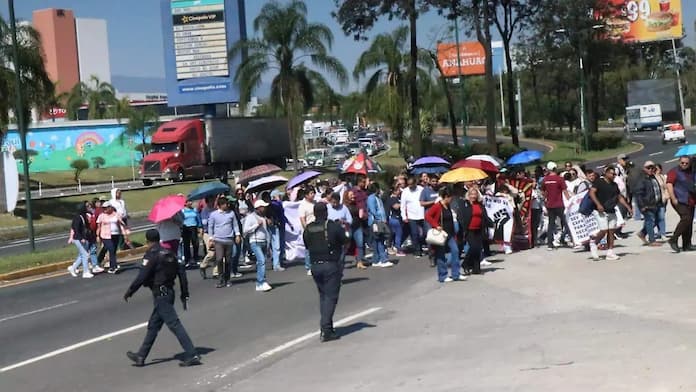 Docentes bloqueron carretera a la altura de la SEV