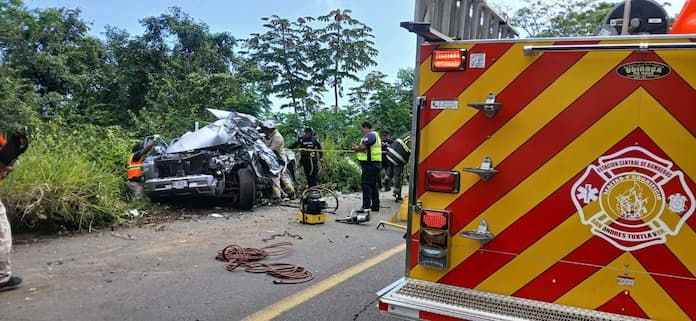 Conductor queda prensado al chocar su camioneta con Sotavento