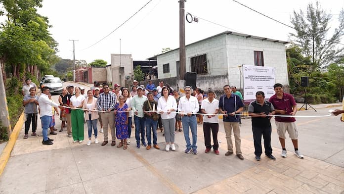 Inaugura alcaldesa de San Andrés Tuxtla, circuito vial en las calles Agrarista y Sembrador de la colonia Emiliano Zapata