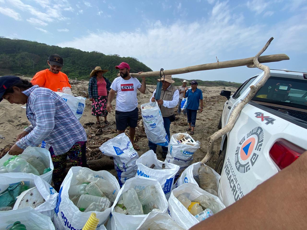 Se realizó la segunda jornada de limpieza de playas, en Punta Puntilla, municipio de Angel R. Cabada