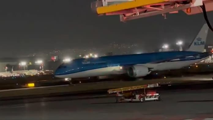 Avión proveniente de Ámsterdam aterriza de emergencia en el AICM