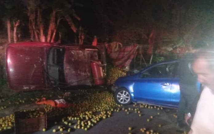 Auto choca contra camioneta cargada de naranjas en la Transístmica, Jáltipan – Acayucan