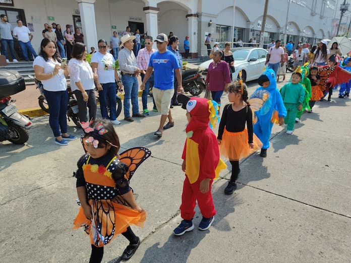 Pequeños del Kinder Elena Mateos Vega de López celebran la primavera con un desfile
