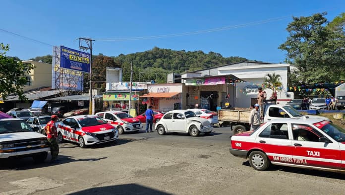 Tres vehículos chocan en San Andrés Tuxtla