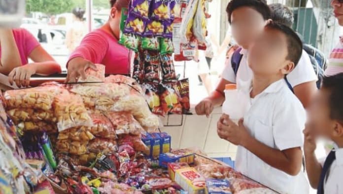 Gobernadora Rocío Nahle ordena a la SEV retirar refrigeradores, dispensadores y anaqueles de comida chatarra en escuelas públicas