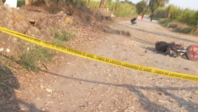 4taque @rmado deja una mujer muert@ y un hombre heri1do