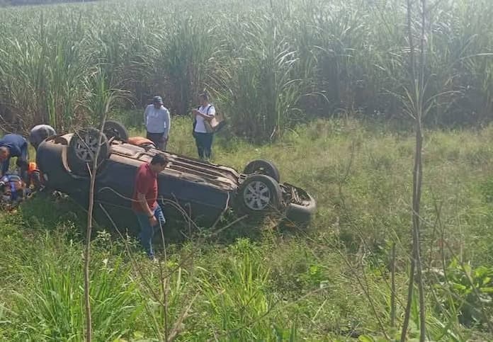Cuatro personas les1onadas en volcadura en Ángel R. Cabada