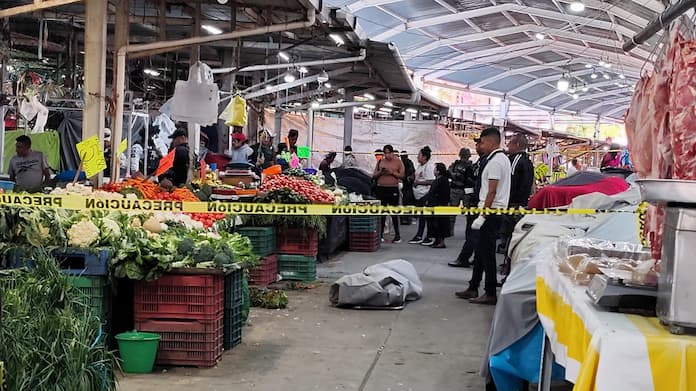 £jecut@n a comerciante en mercado