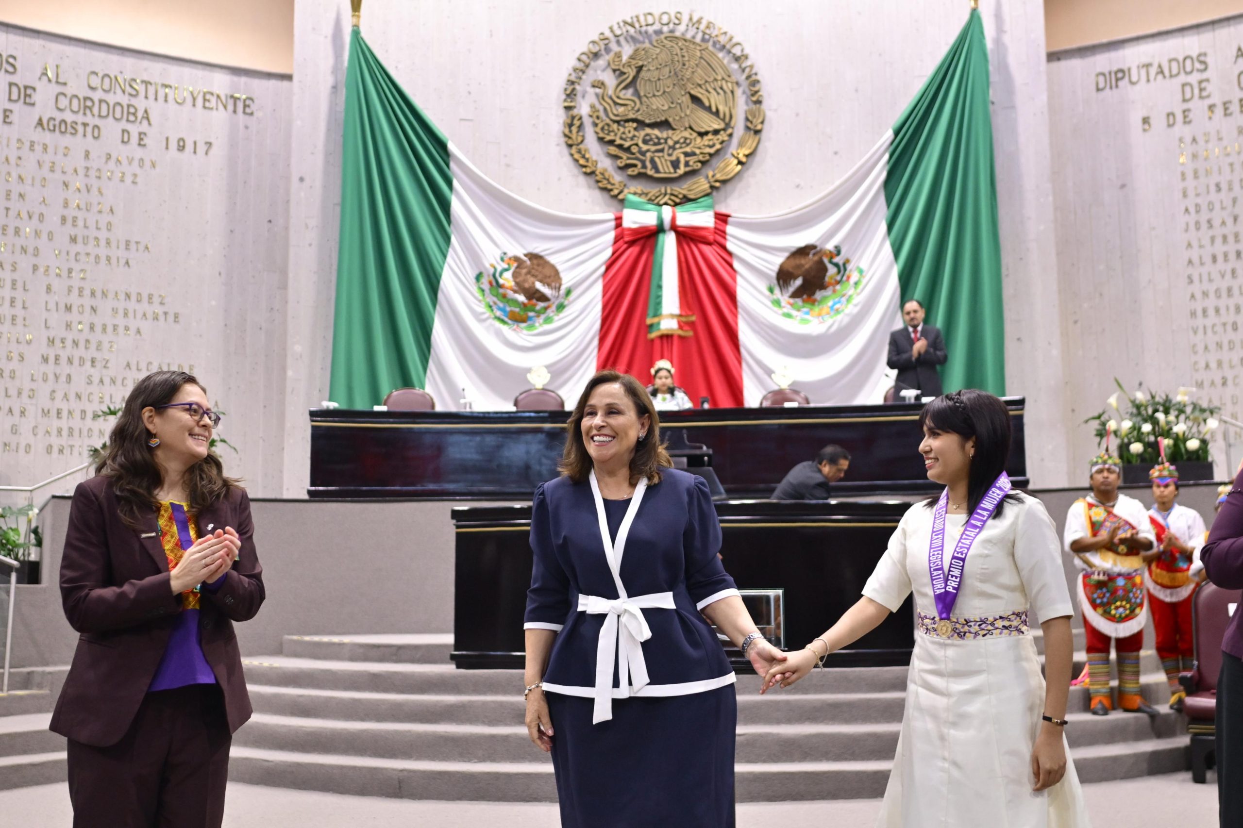 Gobernadora entrega el Premio Estatal a la Mujer a la mejor estudiante del mundo
