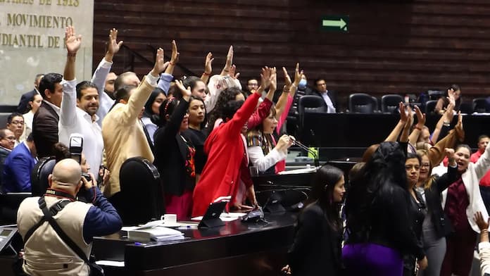 Aprueban leyes de seguridad de Sheinbaum que obligan a usuarios a registrar sus líneas telefónicas