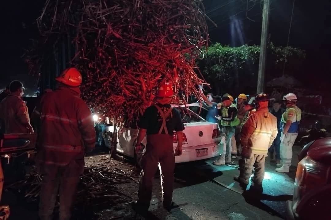 Masculino queda prensado tras chocar con camión cañero