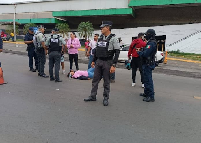 Motociclista derrapa y termina les1onada, en San Andrés Tuxtla