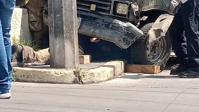 Mu£re mecánico aplastado por camioneta