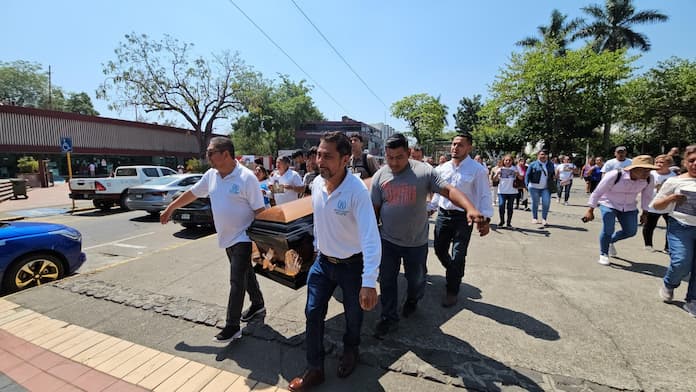 Dan último adiós al padre buscador @sesinado en Papantla