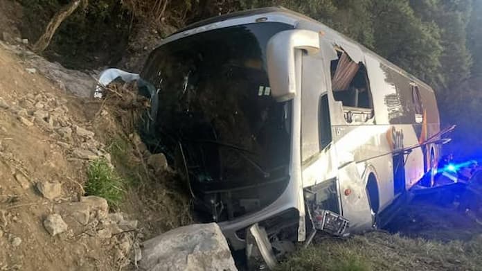 Se @cc1denta autobús con maestros de la CNTE en las Cumbres de Maltrata