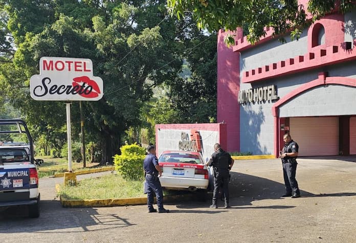 Taxi se impacta contra fachada del Motel Secreto en San Andrés Tuxtla