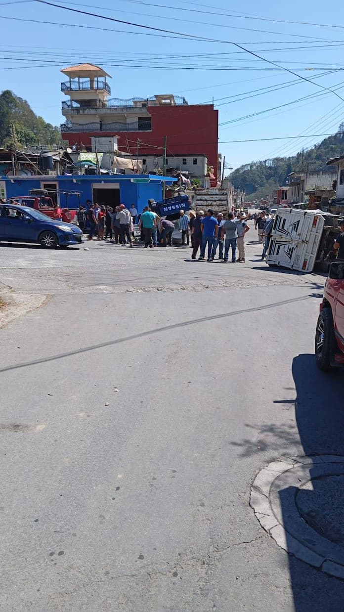 Tres her1dos en doble volcadura