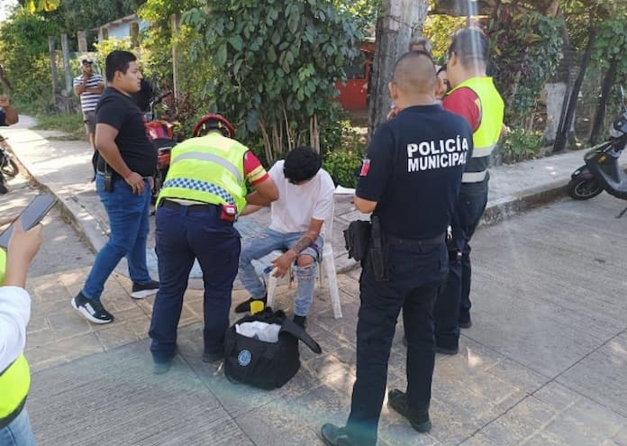 Choque entre motociclista y conductor de camioneta deja un les1onado