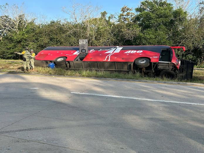 Una persona mu£rt@ y varios les1onados en volcadura de ADO Cosoleacaque