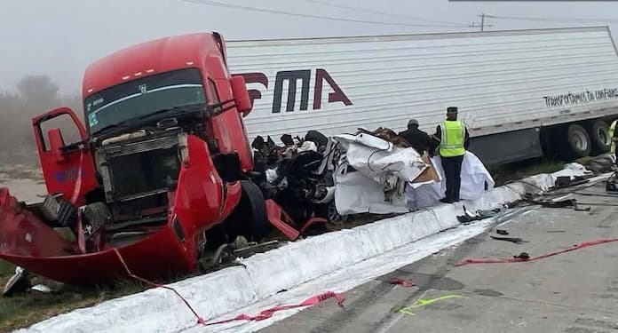 Una persona sin v1da y una gr@ve tras quedar prensada @ccidente en la autopista Córdoba-Puebla