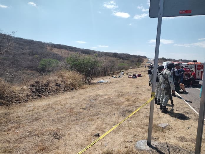 Fatal accidente en Guanajuato: volcadura deja 6 estudiantes muertos y 10 lesionados