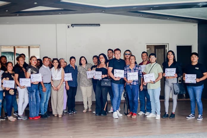 Alcaldesa María Elena Solana Calzada invitada en la clausura de la capacitación a hombres y mujeres dedicados al estilismo y corte de cabello unisex