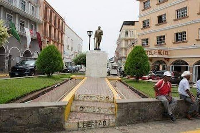 CRÓNICAS DE MI PUEBLO: ESTATUA DE DON BENITO JUÁREZ GARCÍA