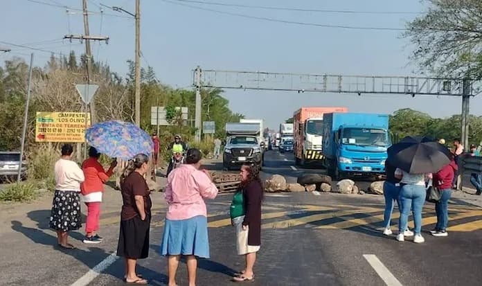 Bloquean carretera Santa Fe-Paso del Toro; exigen puente y topes