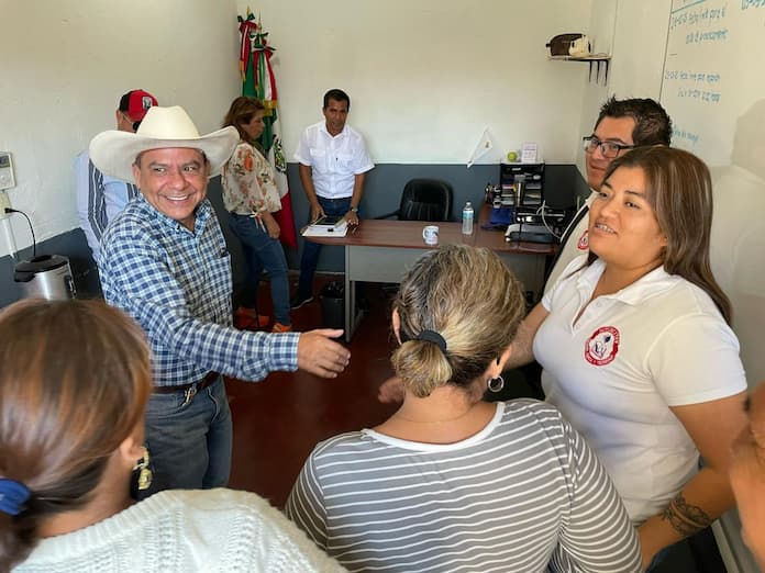 Alcalde de Catemaco visita las oficinas del CECyTEV