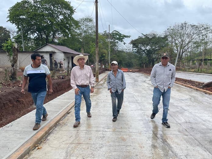 Supervisa Alcalde de Catemaco diversas obras en el municipio