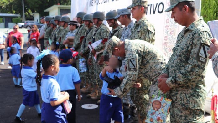 Demostración de equipamiento del ejercito a Jardin de Niños en el Primer Batallón de infantería de San Andrés Tuxtla