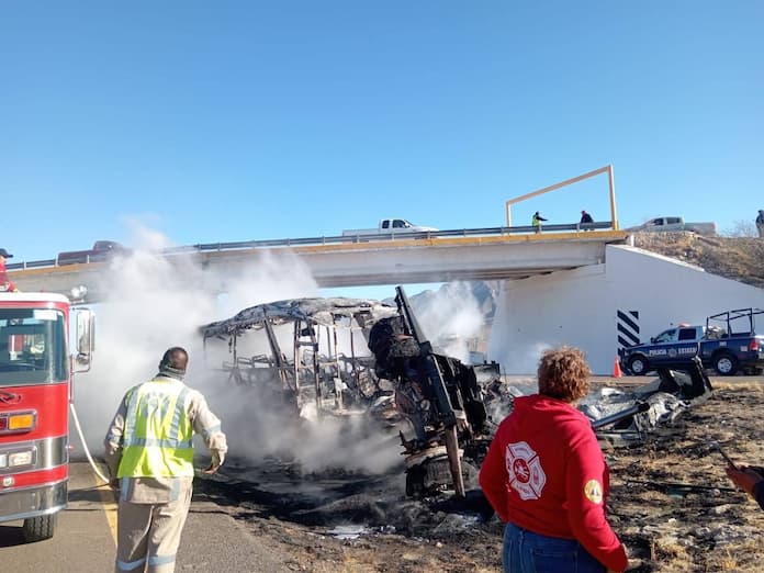 Choque entre autobús de pasajeros y tractocamión deja 14 muertos en Durango