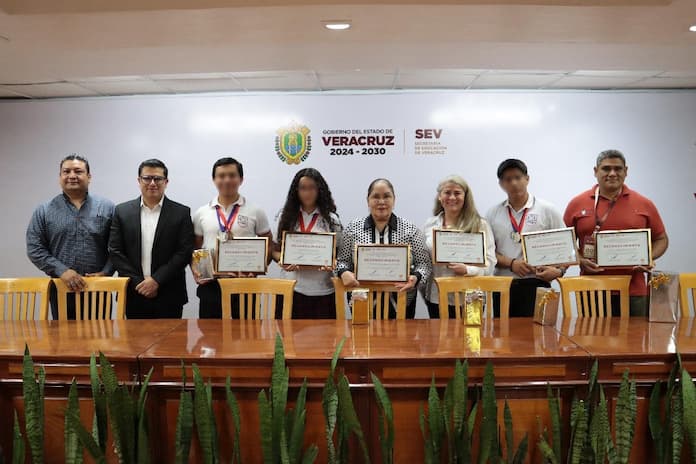 Estudiantes de Veracruz ganan medalla de bronce en torneo Torneo Internacional Infomatrix celebrado en Ecuador