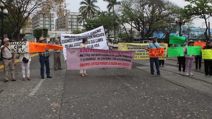 Maestros jubilados del Issste bloquean avenida en Veracruz por cancelación de seguro de vida