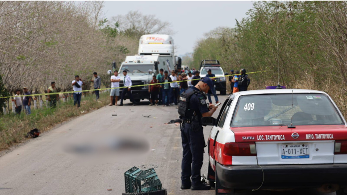 Motociclista muere al invadir carril y chocar de frente contra un tráiler