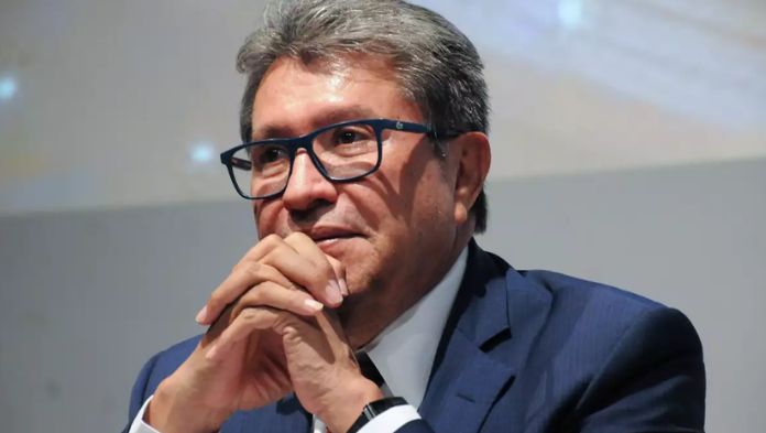 Captan a Monreal informando que negociación entre PAN y Morena por hijos de AMLO; él lo niega